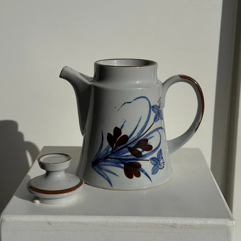 Tea and coffee accessories - Blue and brown stylized flower teapot H18 - OFFICE OBJETS