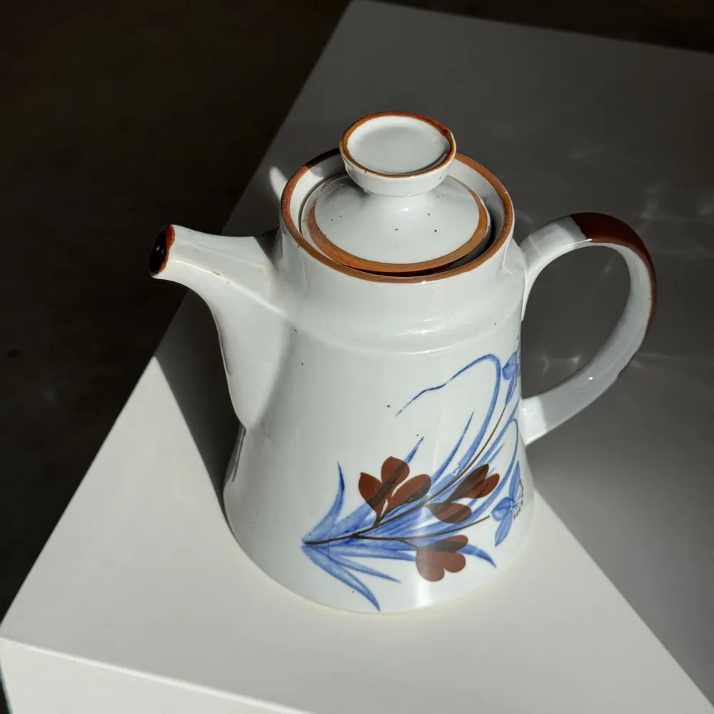Tea and coffee accessories - Blue and brown stylized flower teapot H18 - OFFICE OBJETS