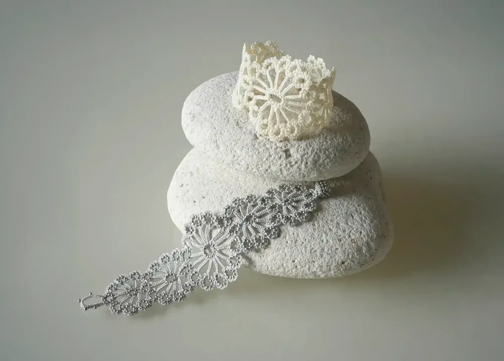 Bijoux - BRACELET RAFFINÉ EN DENTELLE ET PERLES, MODÈLE HAWA - KARAWAN AUTHENTIC