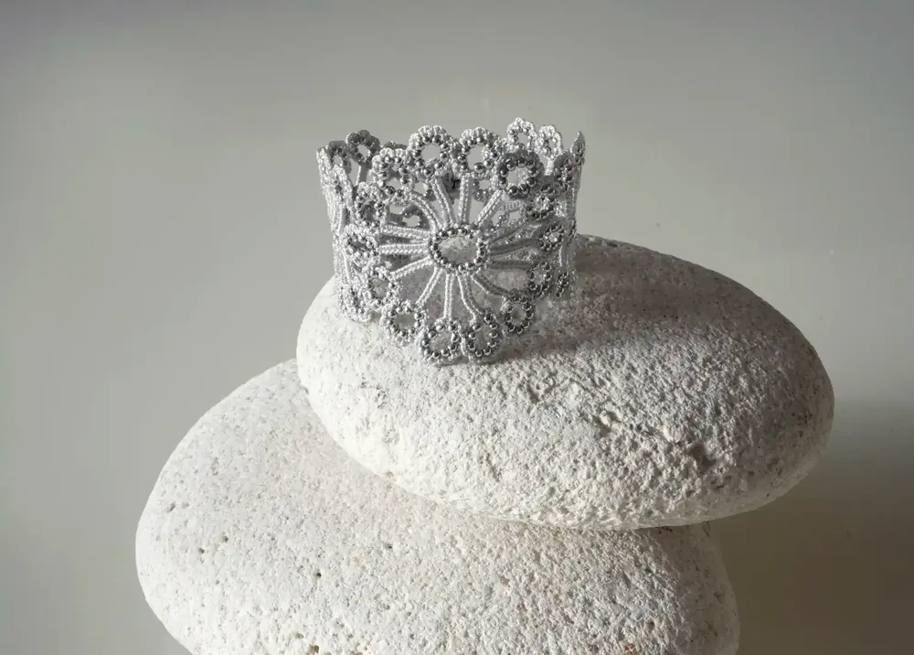 Bijoux - BRACELET RAFFINÉ EN DENTELLE ET PERLES, MODÈLE HAWA - KARAWAN AUTHENTIC