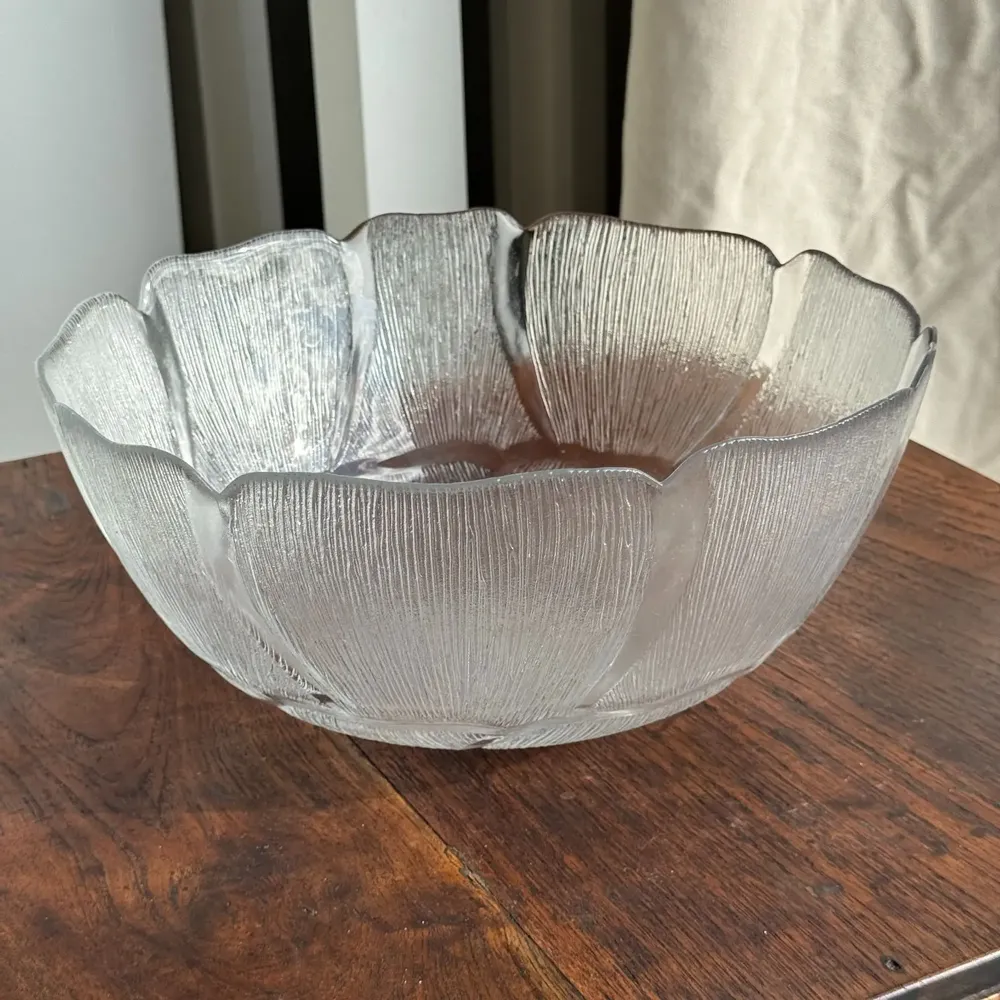 Platter and bowls - Very large vintage salad bowl with stylized flower petals pattern H14. - OFFICE OBJETS