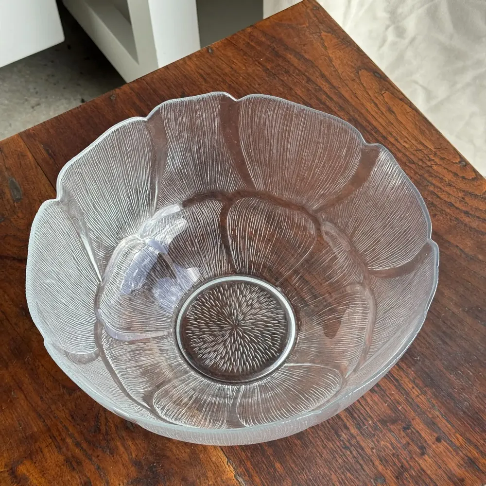 Platter and bowls - Very large vintage salad bowl with stylized flower petals pattern H14. - OFFICE OBJETS