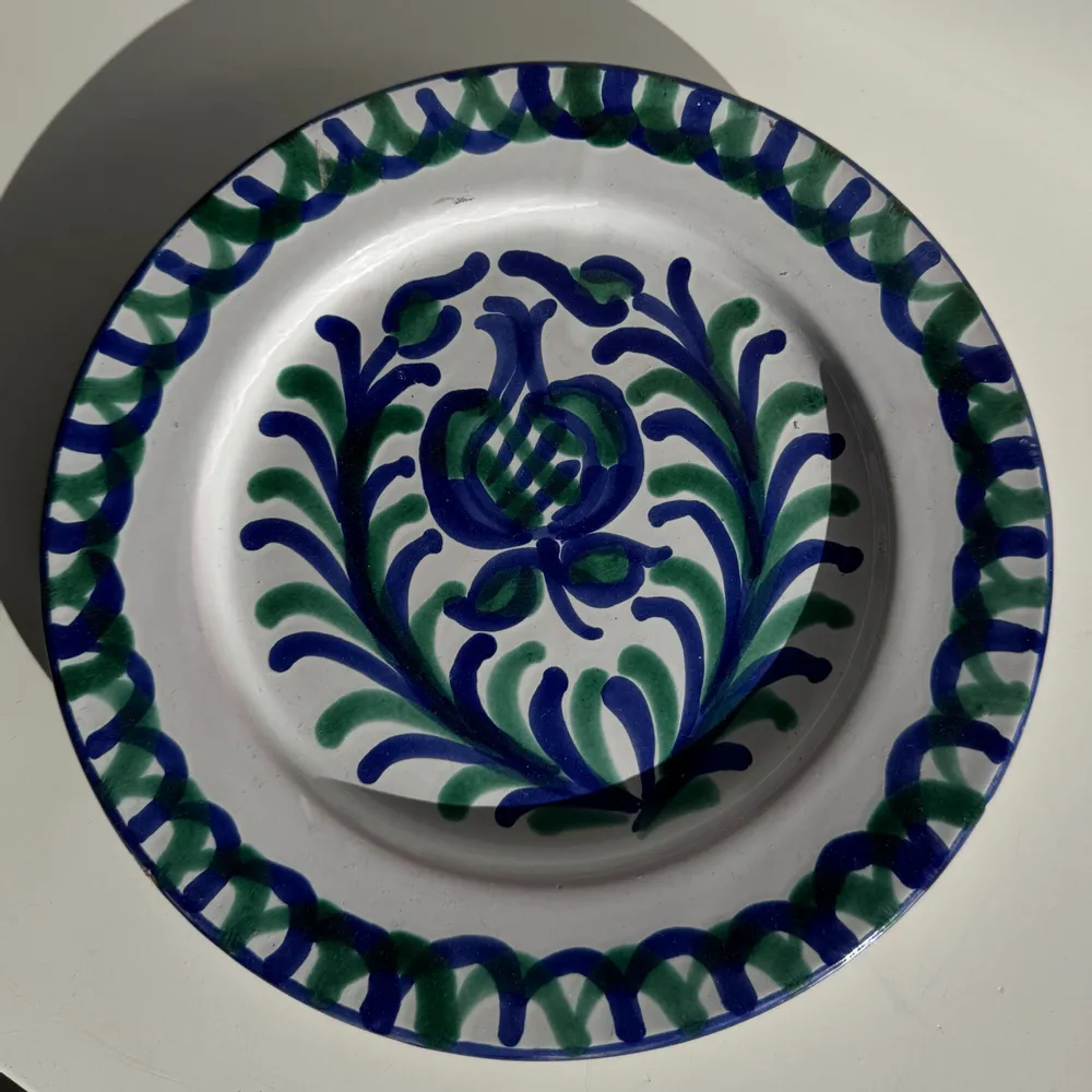 Formal plates - Artesania Alvarez Spanish terracotta plate with plant motif - OFFICE OBJETS