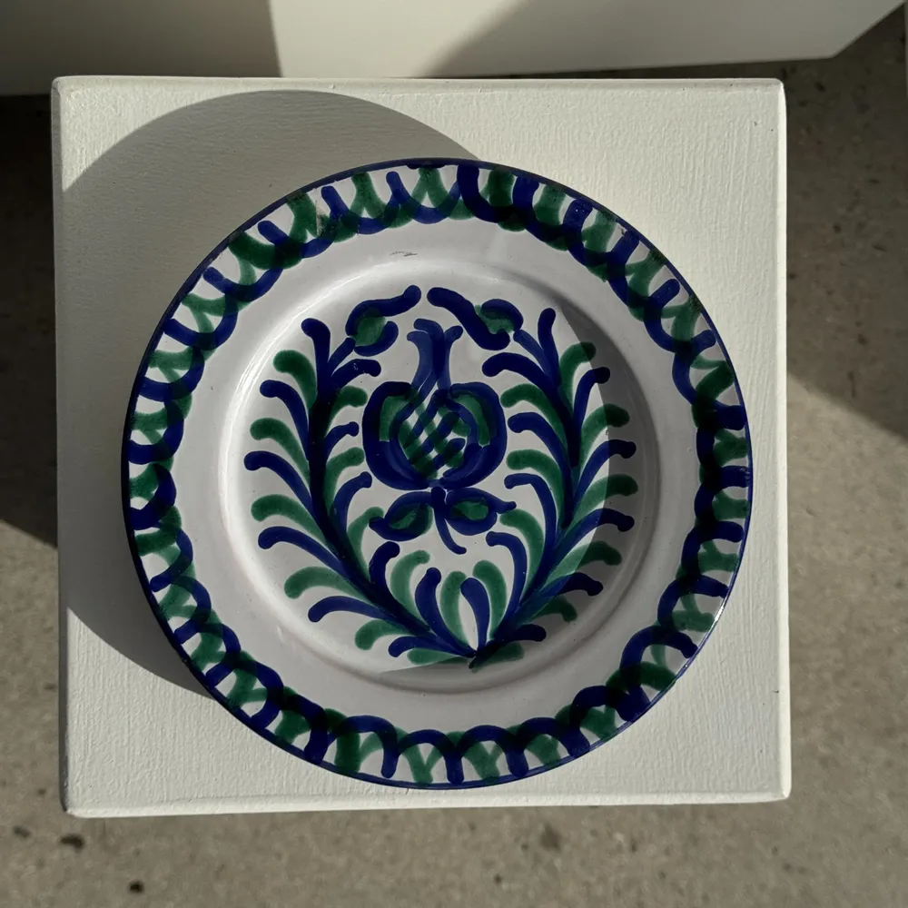 Formal plates - Artesania Alvarez Spanish terracotta plate with plant motif - OFFICE OBJETS