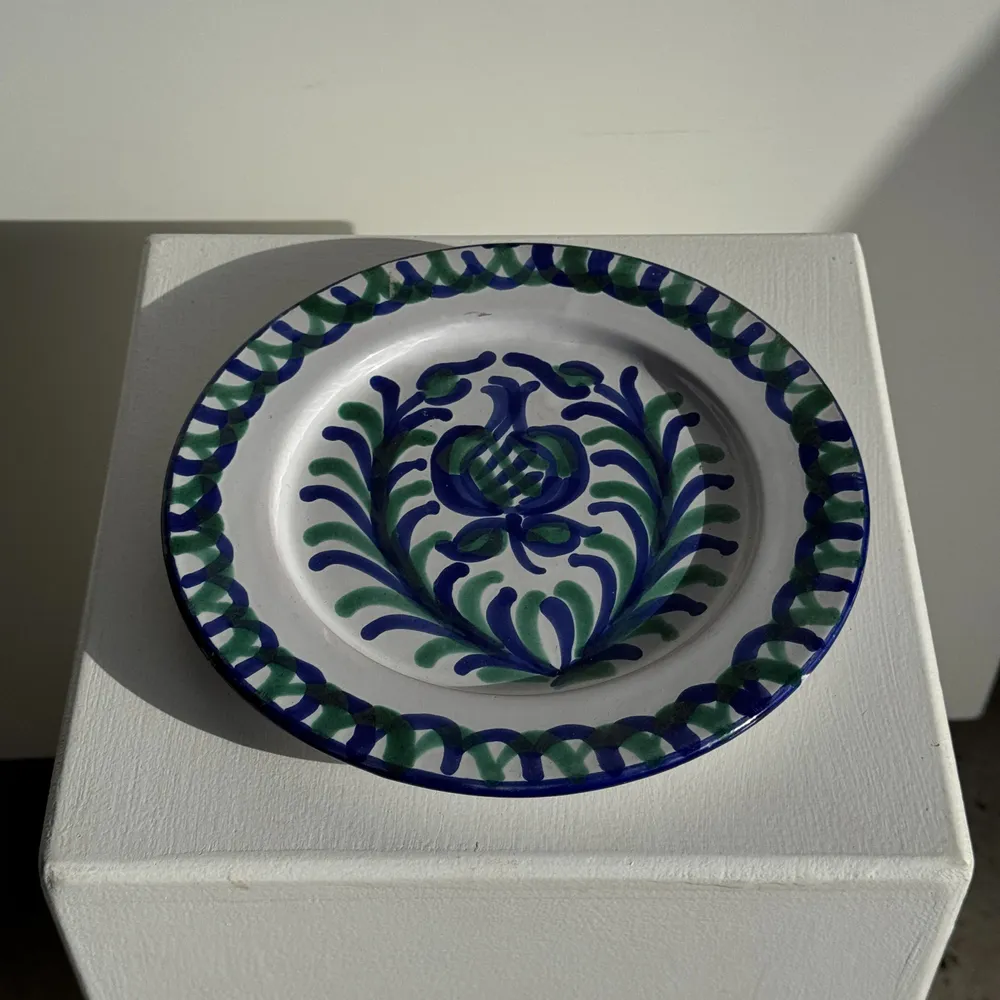 Formal plates - Artesania Alvarez Spanish terracotta plate with plant motif - OFFICE OBJETS
