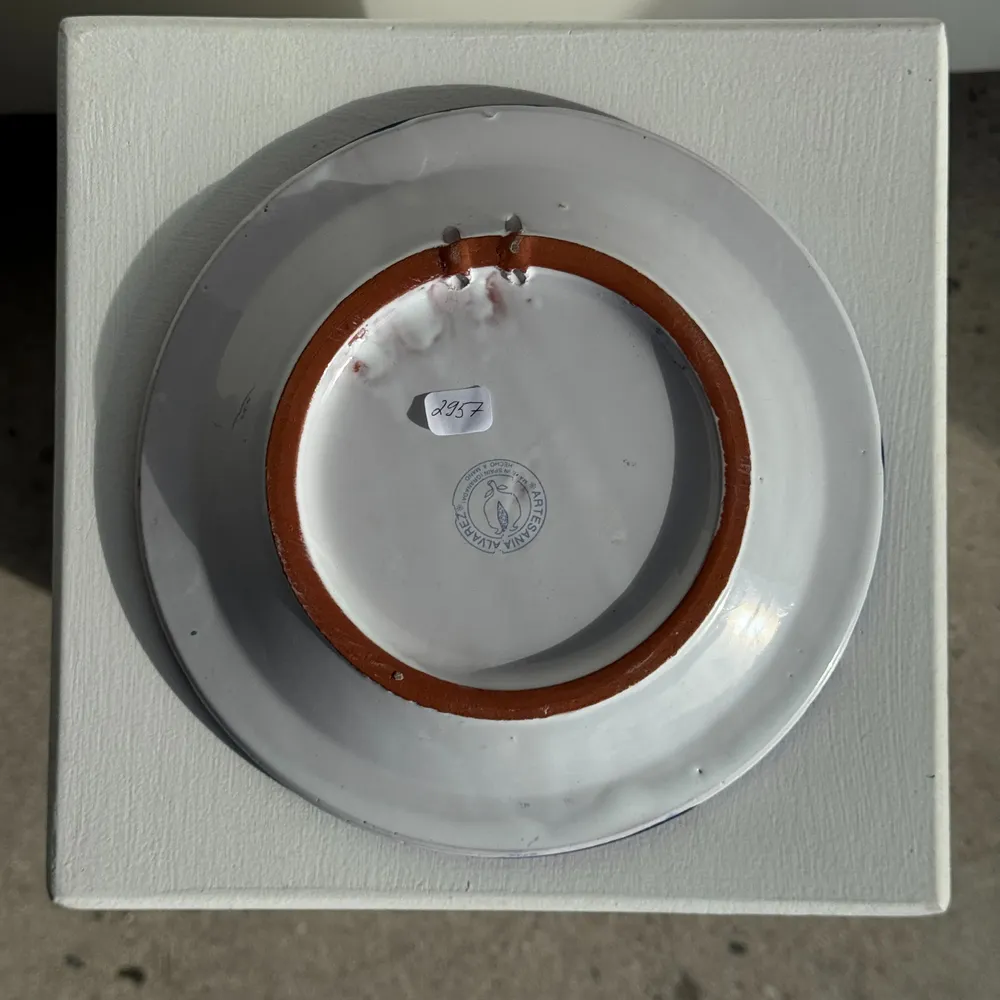 Formal plates - Artesania Alvarez Spanish terracotta plate with plant motif - OFFICE OBJETS