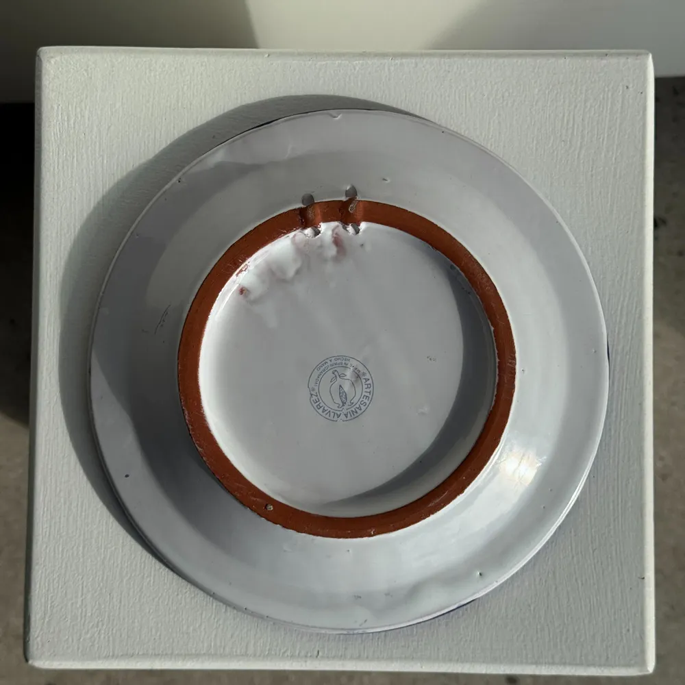 Formal plates - Artesania Alvarez Spanish terracotta plate with plant motif - OFFICE OBJETS