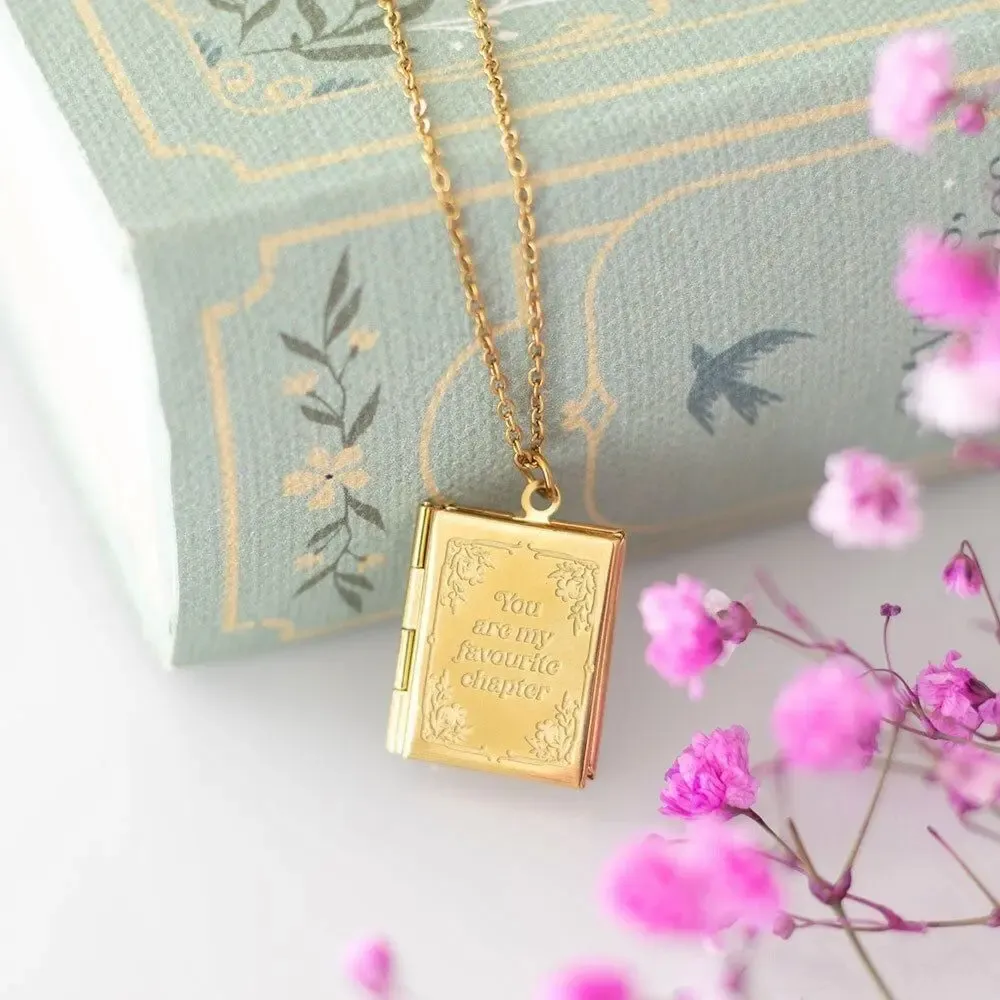 Bijoux - Collier médaillon en forme de livre dans un coffret cadeau - SOMETHING DIFFERENT WHOLESALE