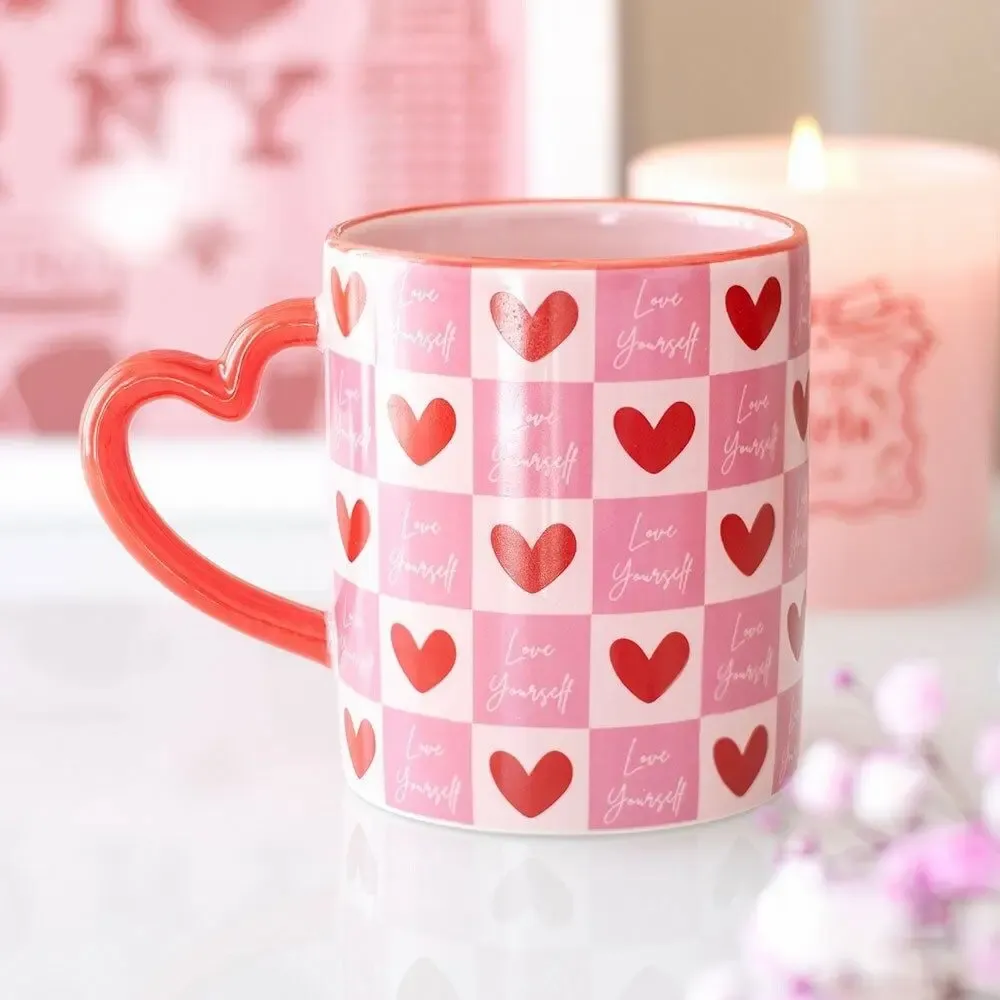 Tasses et mugs - Mug à carreaux « Aime-toi » avec anse en forme de cœur - SOMETHING DIFFERENT WHOLESALE