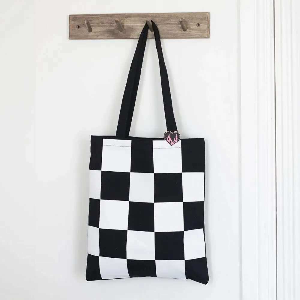 Sacs et cartables - Sac fourre-tout en polycoton à motif damier avec badge en forme de cœur émaillé - SOMETHING DIFFERENT WHOLESALE
