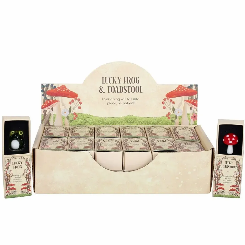 Objets de décoration - Ensemble de 24 grenouilles et champignons porte-bonheur en verre, présentés sous vitrine. - SOMETHING DIFFERENT WHOLESALE