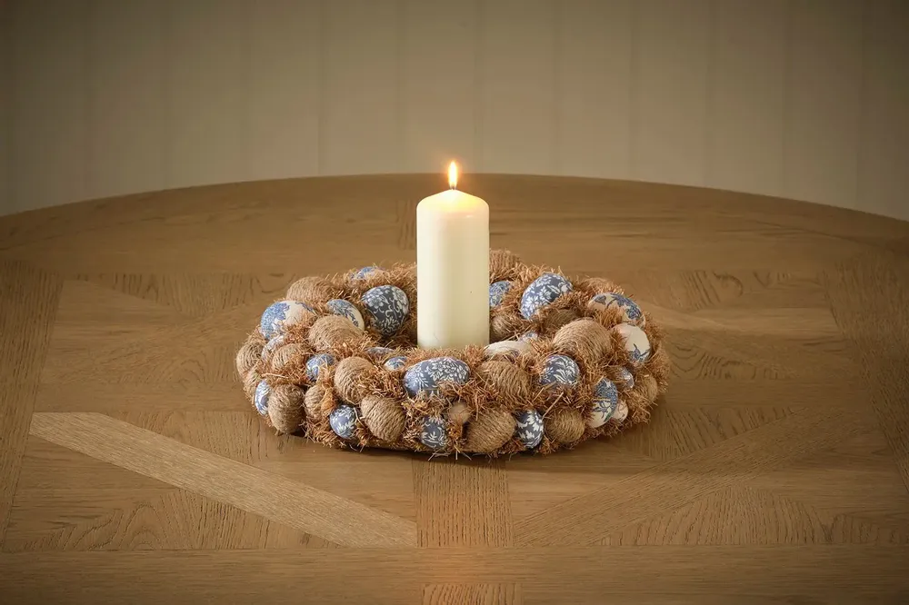 Objets de décoration - Couronne de Pâques en tissu bleu et crème avec œufs - WE LOVE SEASONS