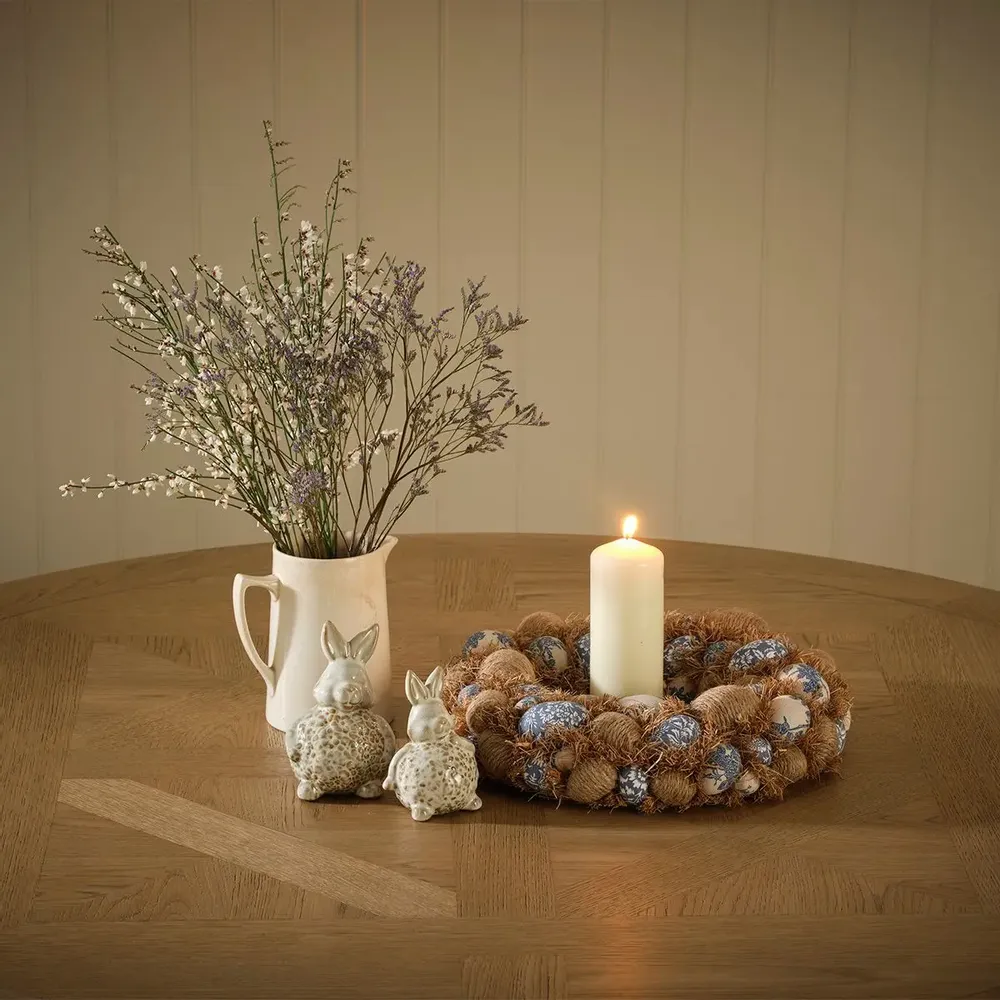 Objets de décoration - Couronne de Pâques en tissu bleu et crème avec œufs - WE LOVE SEASONS