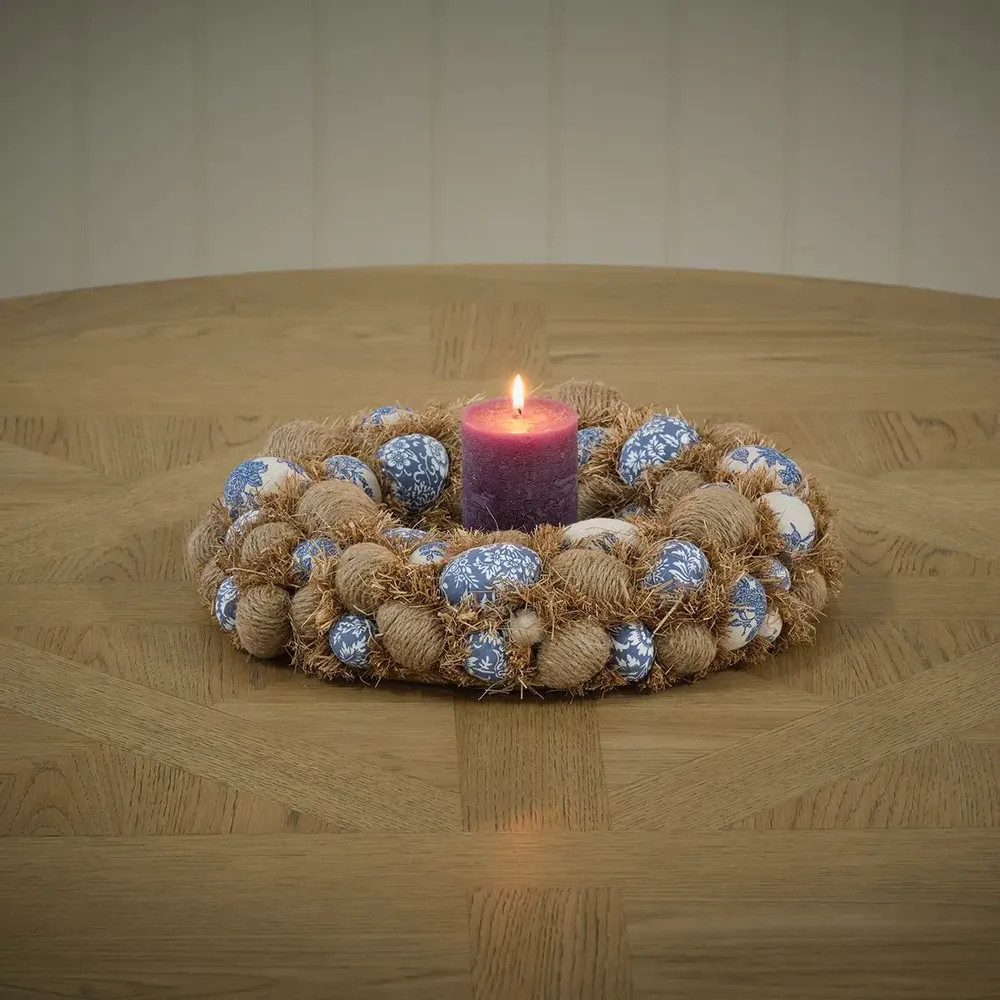 Objets de décoration - Couronne de Pâques en tissu bleu et crème avec œufs - WE LOVE SEASONS