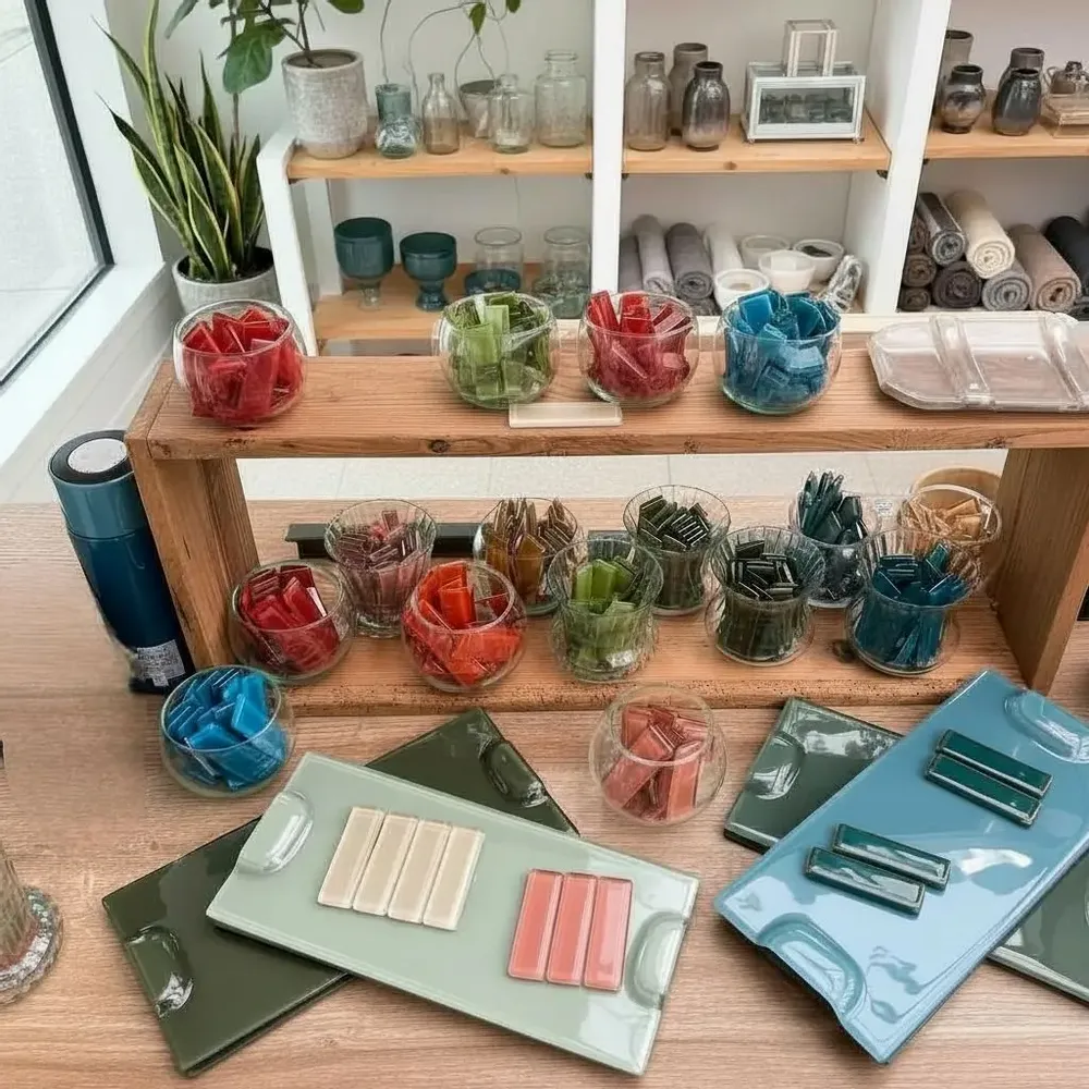 Knives - Designer table knife holder, colored glass knife rest - ROSE CORAIL DECO