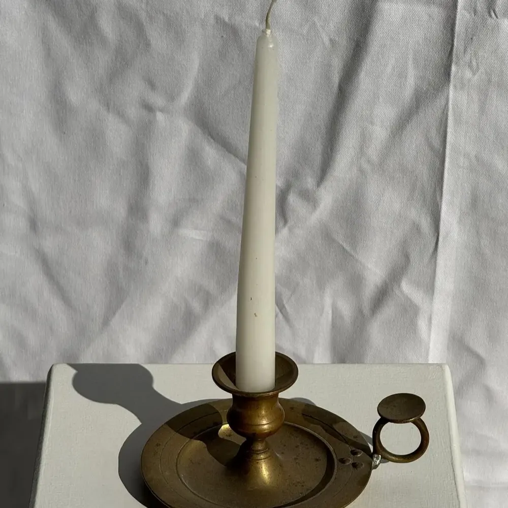 Bougeoirs et photophores  - Bougeoir à main doré ancien anse fixée par 3 rivets H8 D13 - OFFICE OBJETS