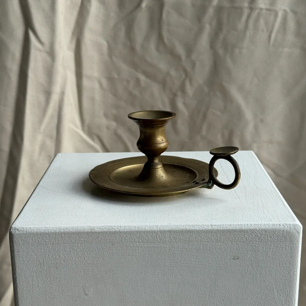 Bougeoirs et photophores  - Bougeoir à main doré ancien anse fixée par 3 rivets H8 D13 - OFFICE OBJETS