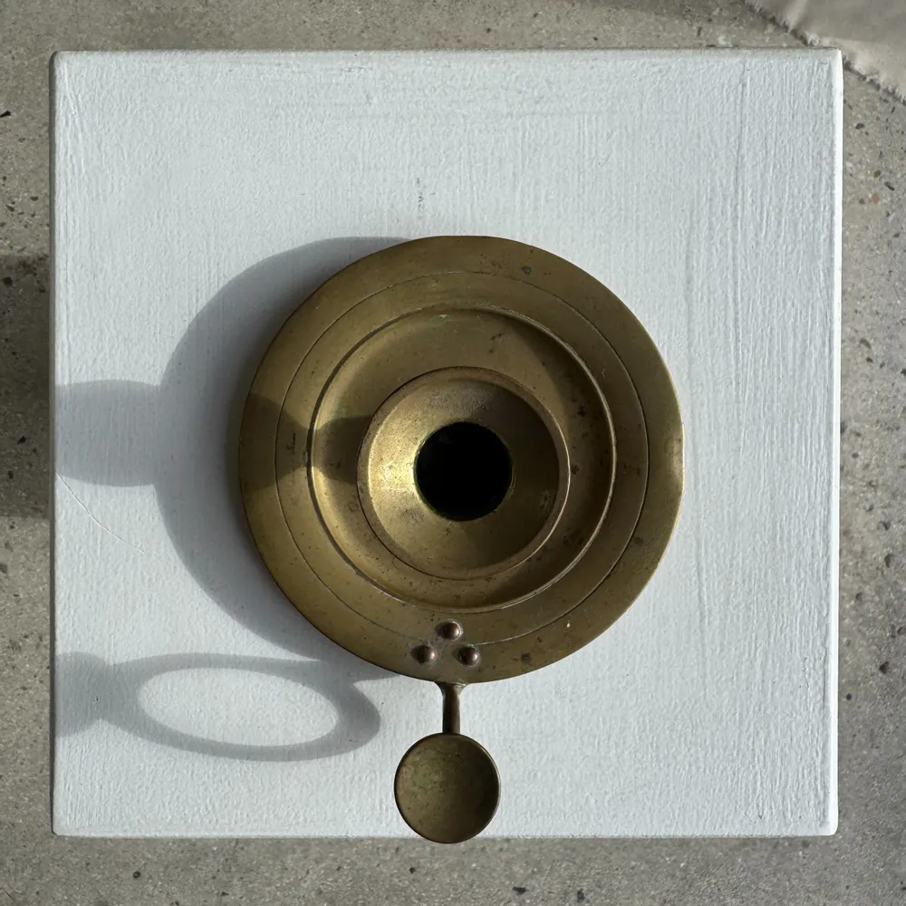 Bougeoirs et photophores  - Bougeoir à main doré ancien anse fixée par 3 rivets H8 D13 - OFFICE OBJETS