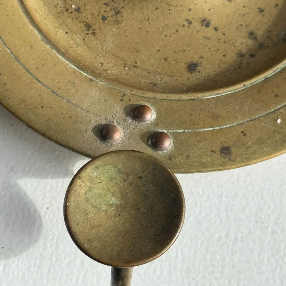 Bougeoirs et photophores  - Bougeoir à main doré ancien anse fixée par 3 rivets H8 D13 - OFFICE OBJETS