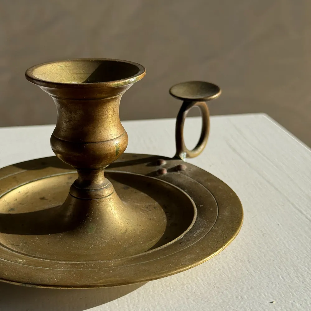 Bougeoirs et photophores  - Bougeoir à main doré ancien anse fixée par 3 rivets H8 D13 - OFFICE OBJETS