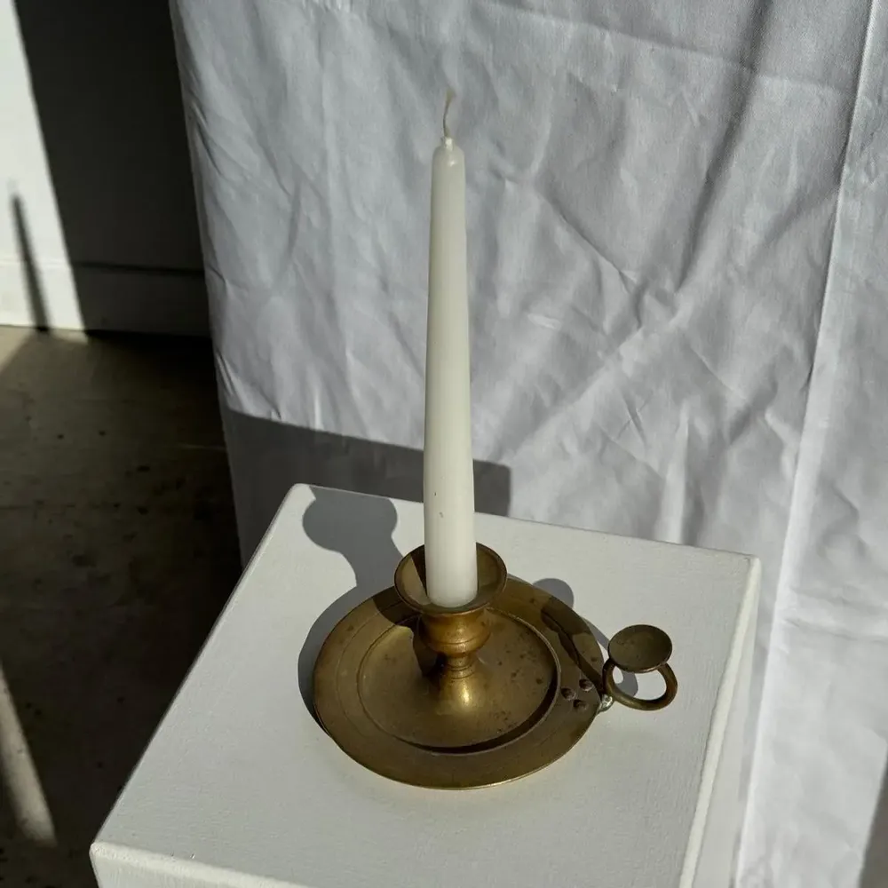 Bougeoirs et photophores  - Bougeoir à main doré ancien anse fixée par 3 rivets H8 D13 - OFFICE OBJETS