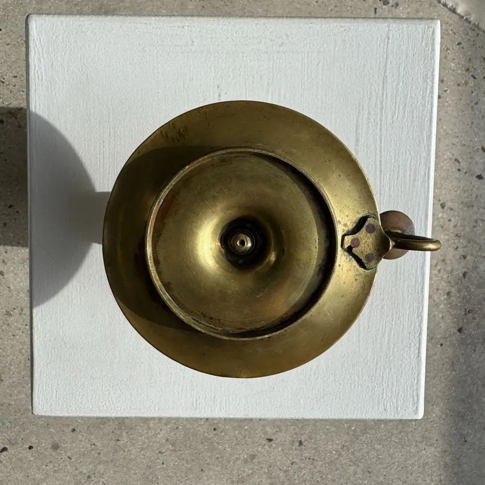 Bougeoirs et photophores  - Bougeoir à main doré ancien anse fixée par 3 rivets H8 D13 - OFFICE OBJETS