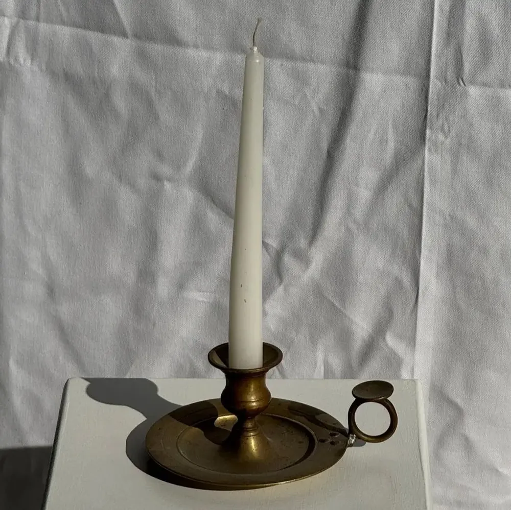 Bougeoirs et photophores  - Bougeoir à main doré ancien anse fixée par 3 rivets H8 D13 - OFFICE OBJETS