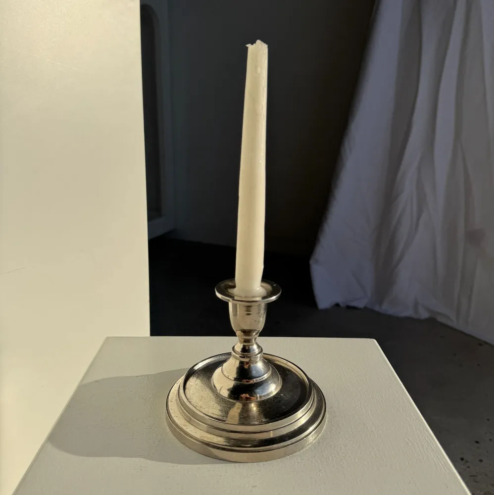 Bougeoirs et photophores  - Petit bougeoir en métal argenté brillant H11 D13 - OFFICE OBJETS