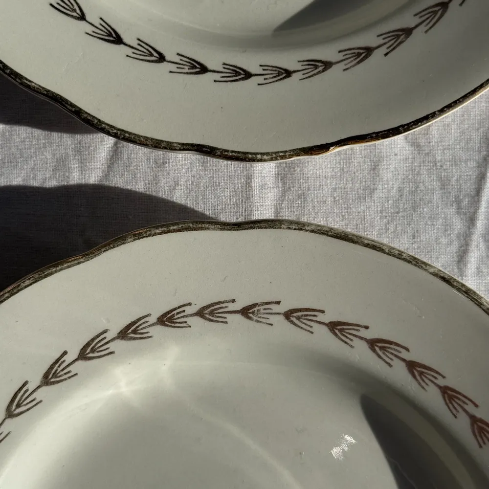 Assiettes de réception - Lot de 2 assiettes à dessert à liseré doré Gien Quimper D19 - OFFICE OBJETS