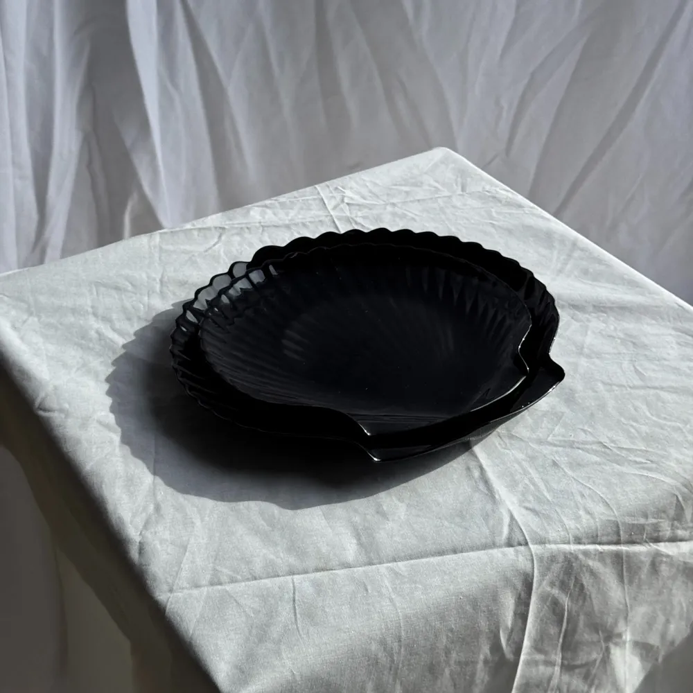 Plats et saladiers - Duo plats coquilles verre noir vintage D32 et D26 - OFFICE OBJETS