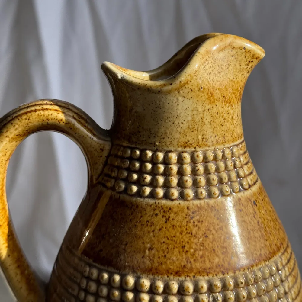 Carafes - Carafe vintage en grès jaune frises perlées Made in France H22 - OFFICE OBJETS