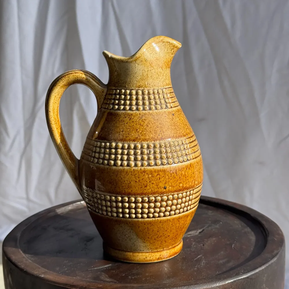 Carafes - Carafe vintage en grès jaune frises perlées Made in France H22 - OFFICE OBJETS