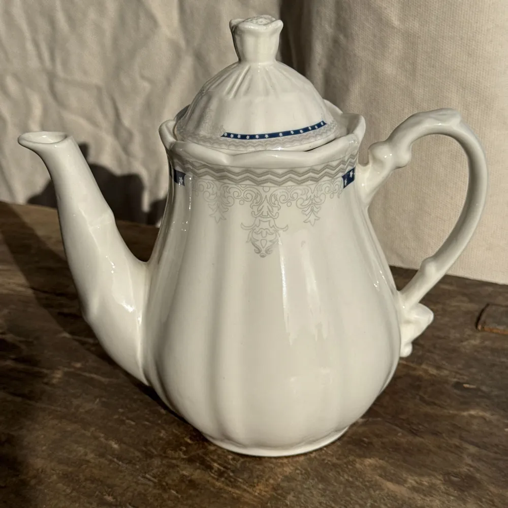 Accessoires thé et café - Théière en faïence blanche liseré bleu et argenté H22,5 - OFFICE OBJETS