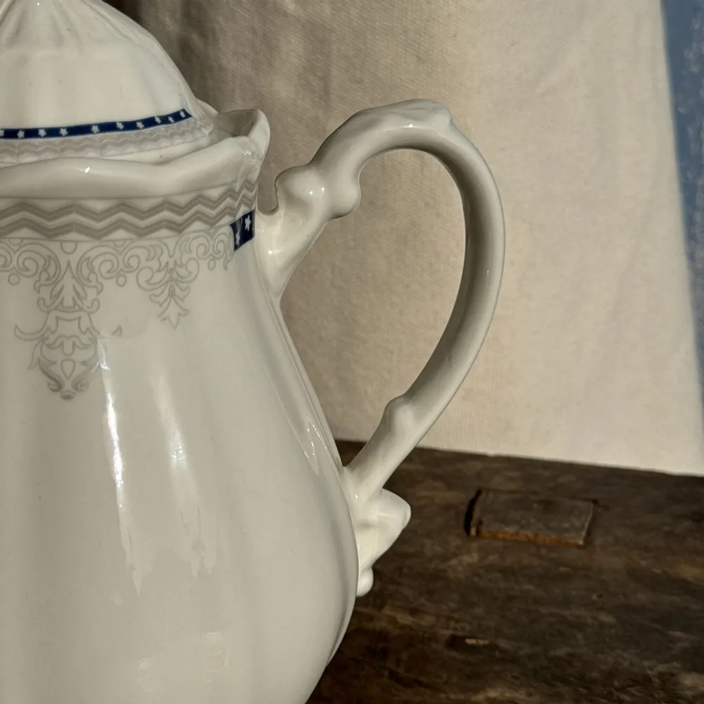 Accessoires thé et café - Théière en faïence blanche liseré bleu et argenté H22,5 - OFFICE OBJETS