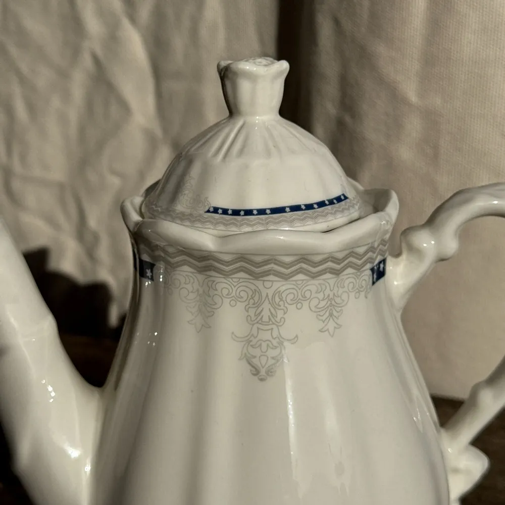 Accessoires thé et café - Théière en faïence blanche liseré bleu et argenté H22,5 - OFFICE OBJETS