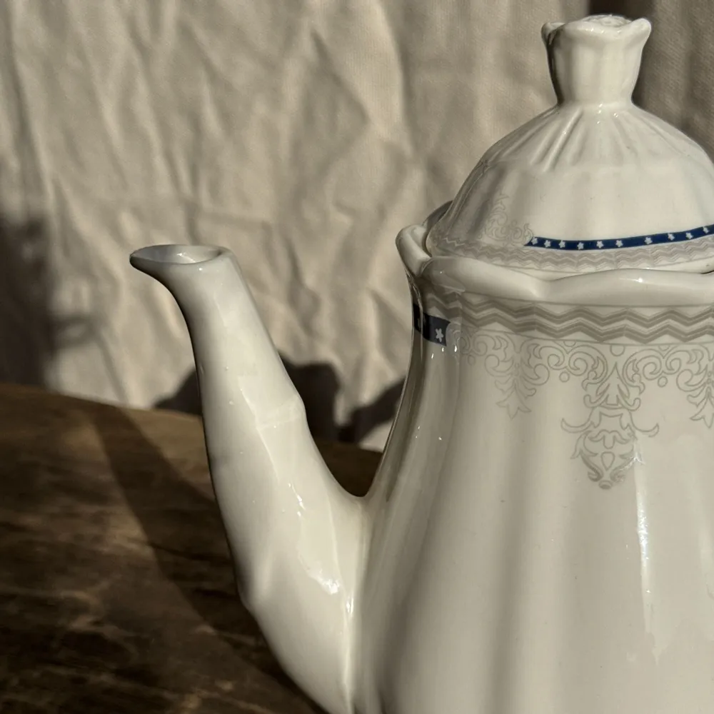 Accessoires thé et café - Théière en faïence blanche liseré bleu et argenté H22,5 - OFFICE OBJETS