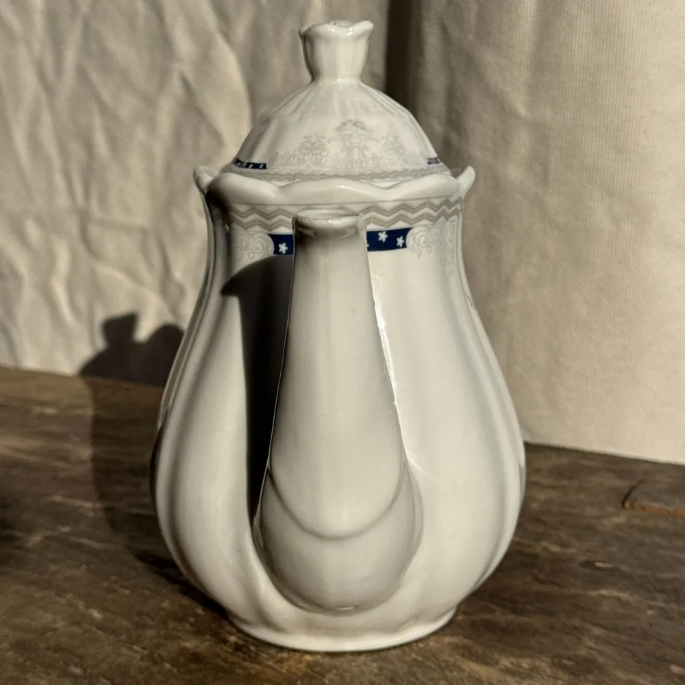 Accessoires thé et café - Théière en faïence blanche liseré bleu et argenté H22,5 - OFFICE OBJETS