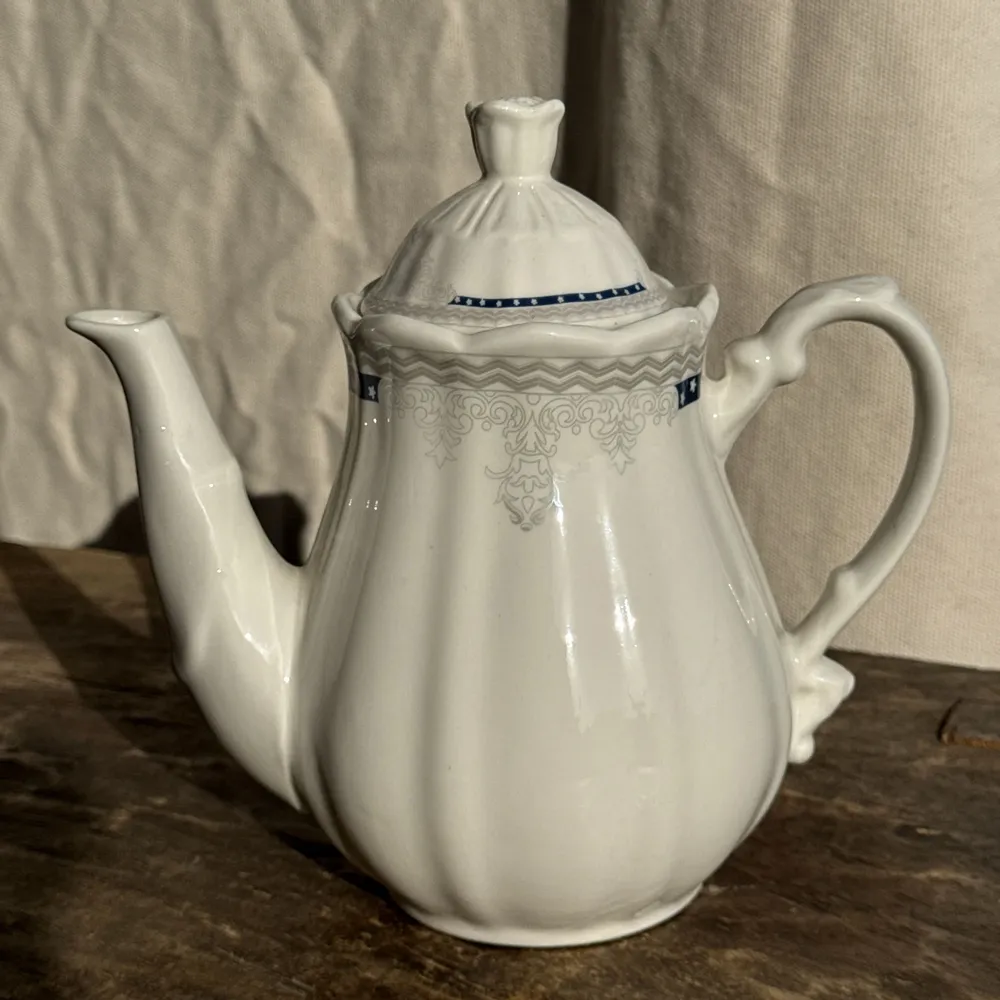 Accessoires thé et café - Théière en faïence blanche liseré bleu et argenté H22,5 - OFFICE OBJETS