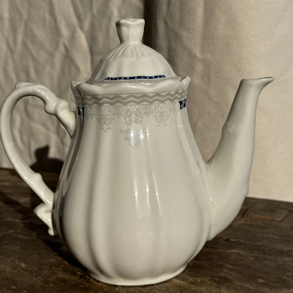 Accessoires thé et café - Théière en faïence blanche liseré bleu et argenté H22,5 - OFFICE OBJETS