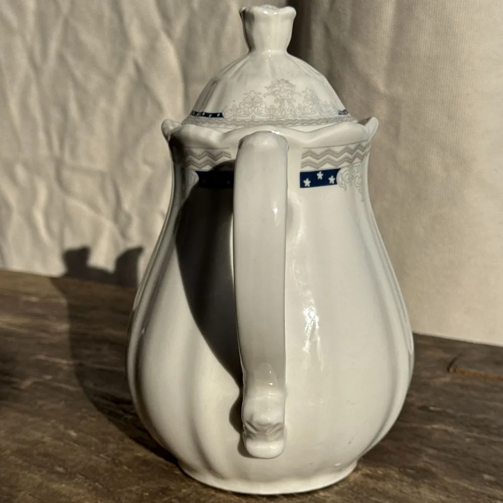 Accessoires thé et café - Théière en faïence blanche liseré bleu et argenté H22,5 - OFFICE OBJETS