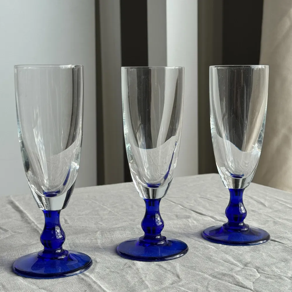 Verres à pied - Lot de 8 flûtes à champagne pied bleu dépareillées - OFFICE OBJETS