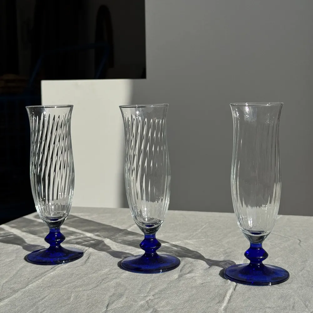Verres à pied - Lot de 8 flûtes à champagne pied bleu dépareillées - OFFICE OBJETS