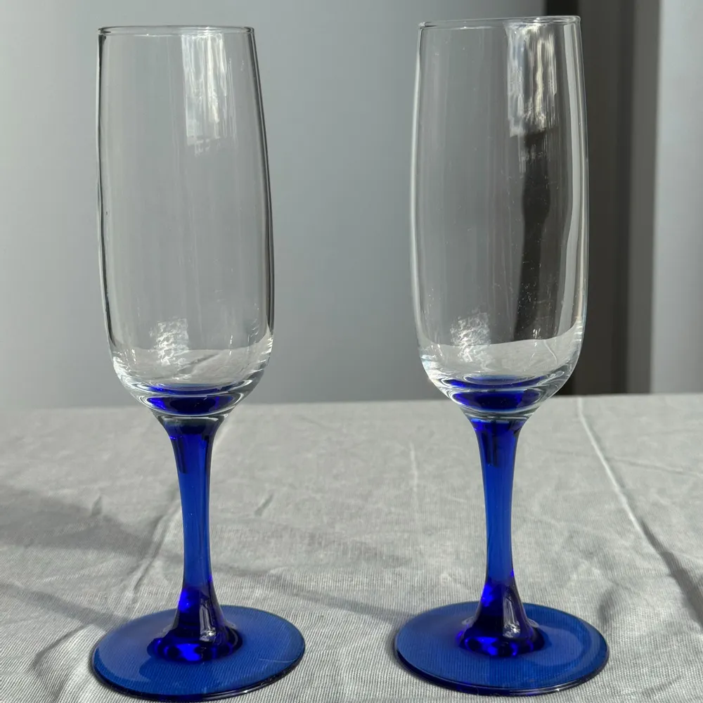 Verres à pied - Lot de 8 flûtes à champagne pied bleu dépareillées - OFFICE OBJETS