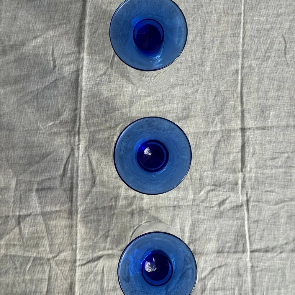 Verres à pied - Lot de 8 flûtes à champagne pied bleu dépareillées - OFFICE OBJETS