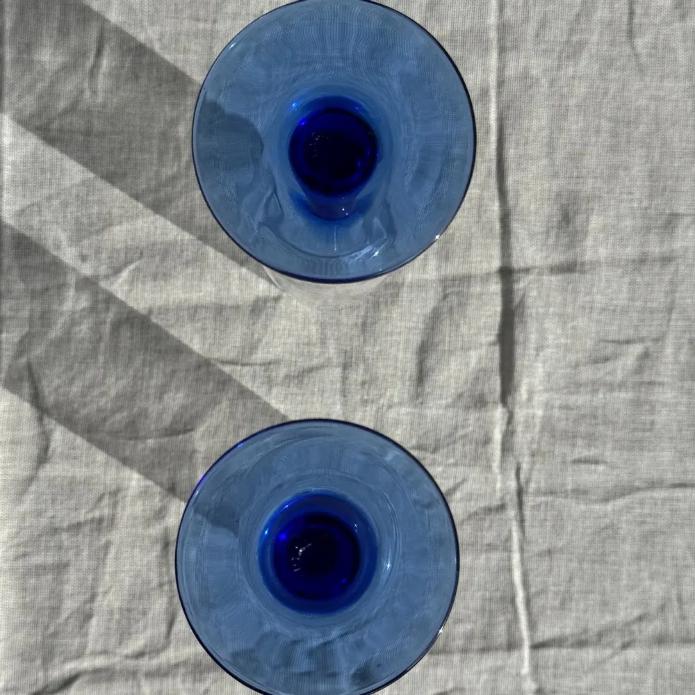 Verres à pied - Lot de 8 flûtes à champagne pied bleu dépareillées - OFFICE OBJETS