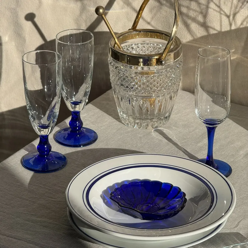 Verres à pied - Lot de 8 flûtes à champagne pied bleu dépareillées - OFFICE OBJETS