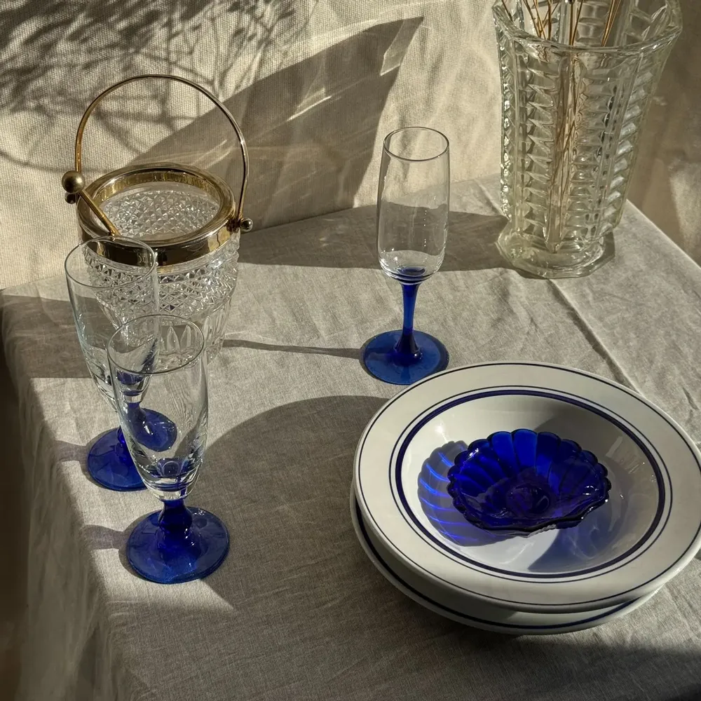 Verres à pied - Lot de 8 flûtes à champagne pied bleu dépareillées - OFFICE OBJETS