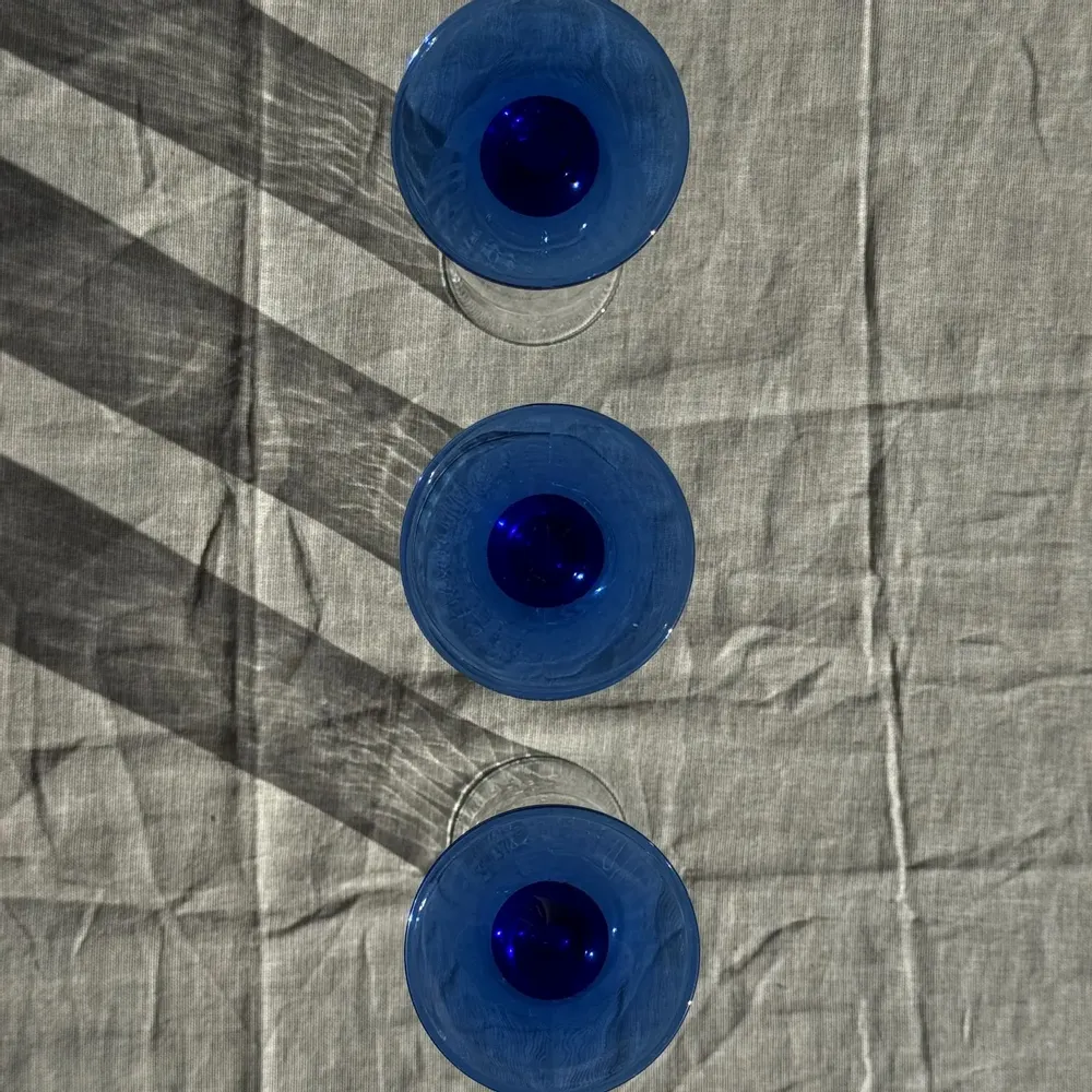 Verres à pied - Lot de 8 flûtes à champagne pied bleu dépareillées - OFFICE OBJETS