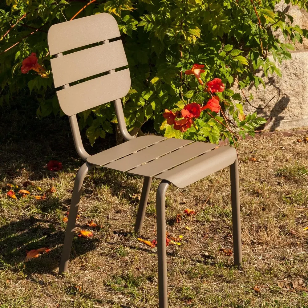 Chaises - Chaise de jardin Alicante empilable en aluminium thermo-laqué de couleur moka, vert jonc ou bleu eau. - EZEÏS