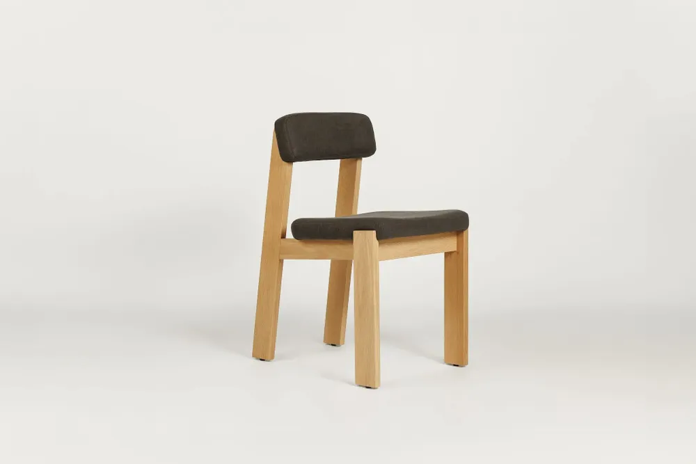 Chaises - Pasco Chair Upholstered Structure bois + Tissu d’ameublement Naturel + Tissu sur mesure - ARBORE BY CAREL WOODWORKS